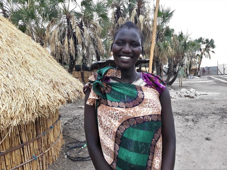 Nyamuch, 18 ans. Nyamuch est enceinte de six mois de son premier enfant. Avec d'autres femmes de sa communauté, elle s'est rendue à Leer pour bénéficier de soins prénatals.
 © MSF/Sarah Pierre