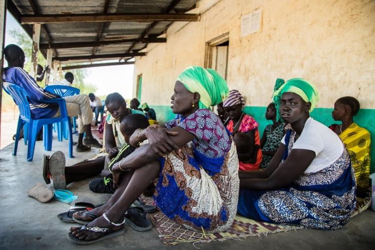 Des femmes attendent qu'on vérifie l'état de santé de leurs enfants à proximité&nbsp;d’une clinique mobile gérée par MSF dans le village de Ying, dans le nord-est du Soudan du Sud.
 © Igor G. Barbero/MSF