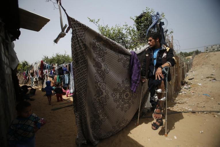 Murad, 26 ans, blessé par balle par l'armée israélienne le 14 mai 2018, est assis devant son domicile, en périphérie de la ville de Gaza. Mai 2019.&nbsp;
 © Mohammed ABED