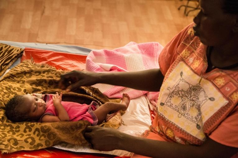 Achol est âgée de 32 ans. Elle est avec&nbsp;Timothy John,&nbsp;son septième enfant, dans l'hôpital MSF du site de protection des civils de Malakal. 2019. Soudan du Sud.&nbsp;
 © MSF/Igor Barbero