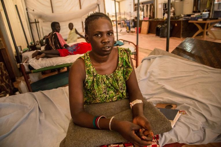 Martha est âgée de 27 ans et elle vit sur le site de protection des civils de Malakal, dans le nord-est du Soudan du Sud. Elle habitait dans la ville de Malakal mais elle a rejoint le site de protection des civils en 2014 à cause du conflit. Elle a été admise dans l'hôpital de MSF avec une pneumonie. 2019. Soudan du Sud.&nbsp;
 © MSF/Igor Barbero