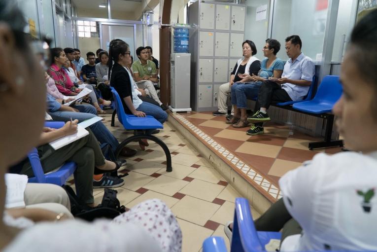 Lydia Rebiha, superviseuse des soins infirmiers, prend la parole lors d'une réunion de groupe à la clinique MSF de l'hôpital Preah Kossamak de Phnom Penh, au Cambodge, le 21 avril 2017.
© Todd Brown