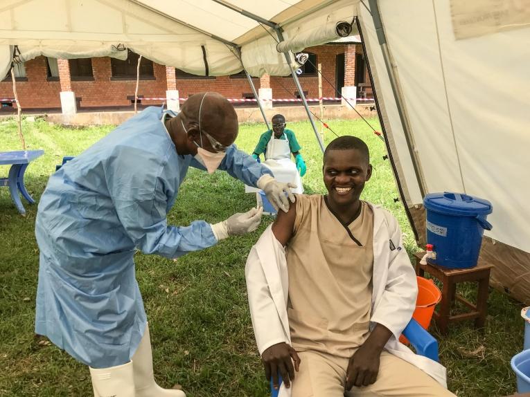 Lors d’une précédente vaccination contre Ebola à Bikoro, dans la province de l’Equateur située dans le nord-ouest de la RDC, en 2018.
 © Louise Annaud/MSF