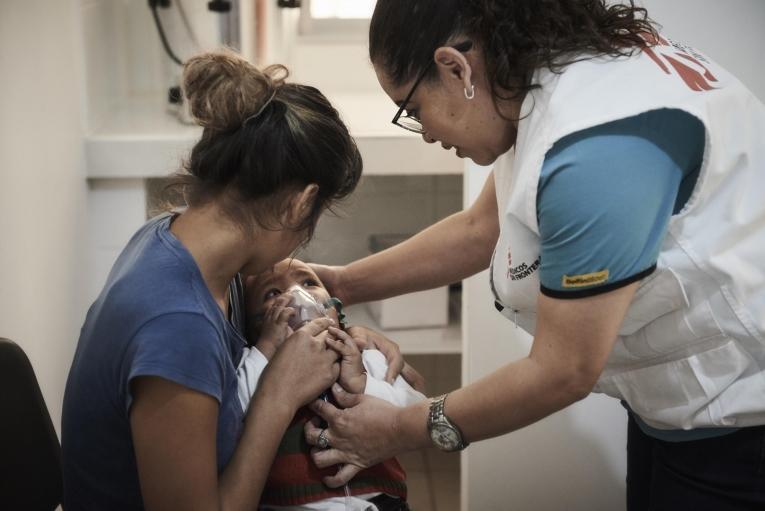 Une femme consulte pour son fils, malade, à&nbsp;la clinique MSF de Tegucigalpa, Honduras.
 © MSF/Christina Simons