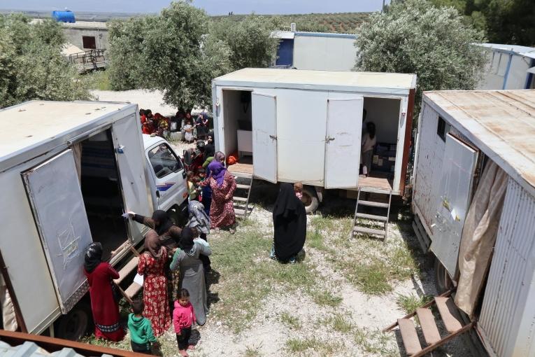 Des enfants et des femmes récemment déplacés par le conflit dans le nord-ouest de la Syrie viennent consulter les cliniques mobiles de MSF.
© MSF