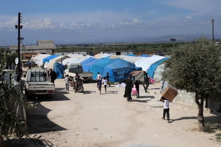 Distribution d'eau et de biens de première nécessité dans les camps du nord-ouest de la Syrie.
 © MSF