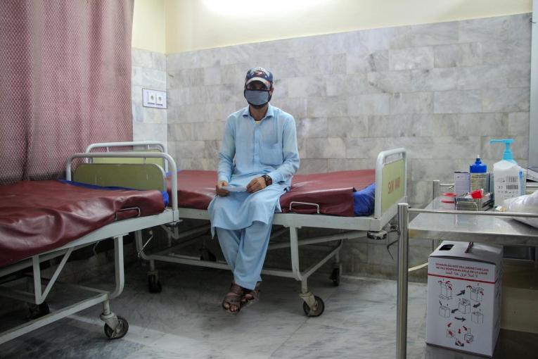 Shahbaz attend de recevoir sa première injection contre la leishmaniose cutanée dans le centre de traitement MSF de l'hôpital Naseerullah Babar Khan, à Peshawar. 2019. Pakistan.
© Nasir Ghafoor/MSF