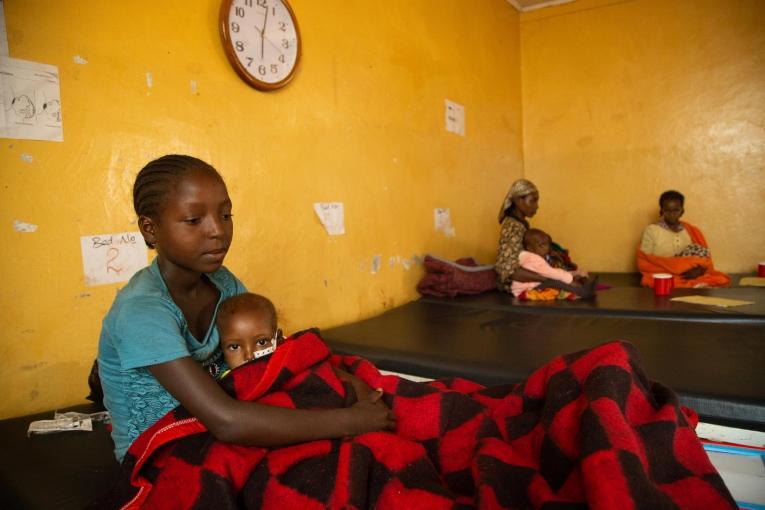 Dans le centre de santé&nbsp;de Banko Gotiti (zone de Gedeo)&nbsp;soutenu par MSF, une jeune mère s'occupe de son bébé, atteint de malnutrition.&nbsp;
 © Igor Barbero/MSF