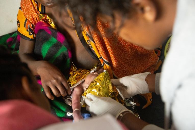 Un médecin MSF ausculte un nouveau-né dans le centre de santé&nbsp;de Banko Gotiti, dans la zone de Gedeo.
 © Igor Barbero/MSF