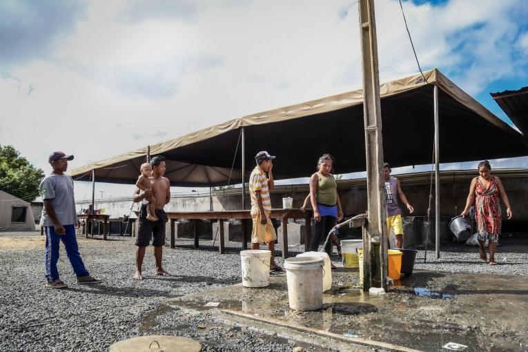 Des migrants vénézuéliens font la queue pour avoir de l'eau potable.&nbsp;
 © Victoria Servilhano/MSF