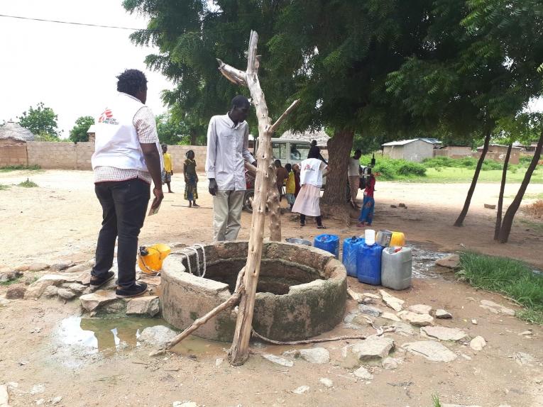 Alphonse Elogo, expert MSF eau et assainissement contrôle un puits dans un quartier du district de santé de Pitoa. 2019. Cameroun.
© MSF/Juliette Muller