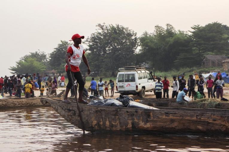 Transport de matériel pour une campagne de vaccination dans le village de Kwamouth.
 © Franck Ngonga/MSF