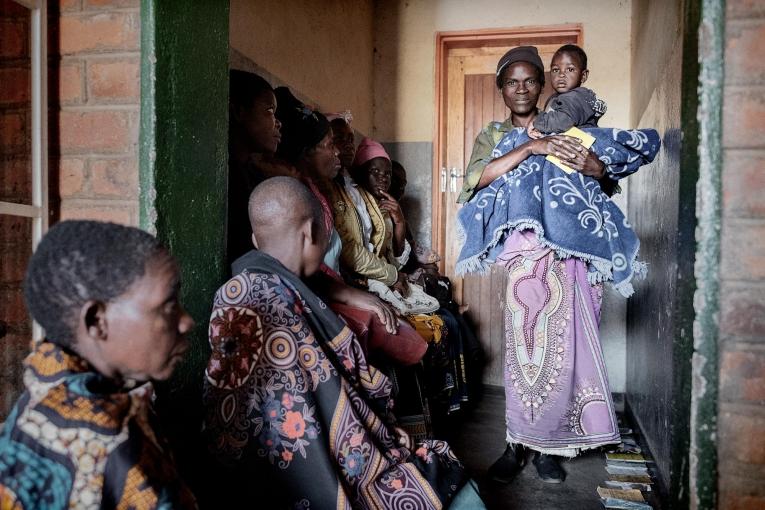 Des femmes assises dans la salle d'attente du centre de santé Milepa, en attendant de&nbsp;subir un dépistage du cancer du col utérin.
 © Luca Sola