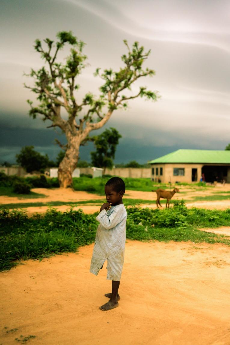Muhammad* a trois ans et il est atteint de mutisme. Sa famille a dû fuir leur village après que des hommes armés l'ont attaqué. Nigeria. 2019.
© Benedicte Kurzen/NOOR