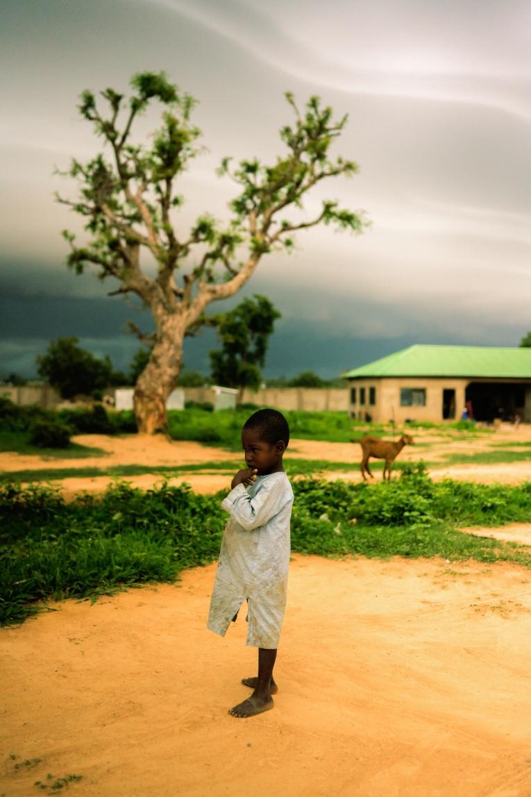 Muhammad* a trois ans et il est atteint de mutisme. Sa famille a dû fuir leur village après que des hommes armés l'ont attaqué. Nigeria. 2019.
 © Benedicte Kurzen/NOOR