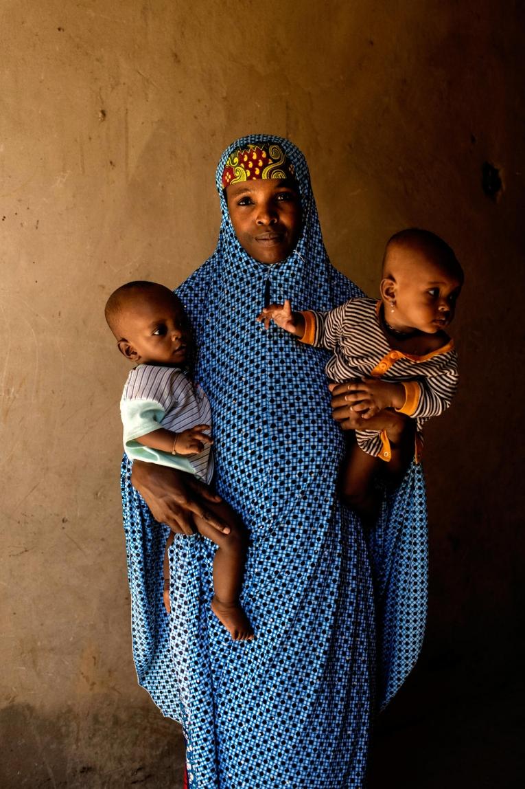 Amina, 30 ans, porte ses jumeaux dans l'immeuble abandonné dans lequel elle vit. Nigeria; 2019.
© Benedicte Kurzen/NOOR