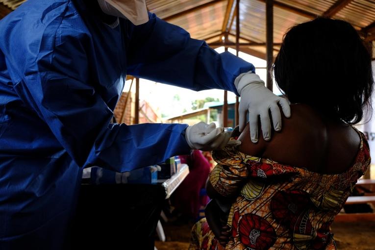 Une vaccination Ebola dans le centre de santé de&nbsp;Kanzulinzuli à Beni, soutenu par MSF. République démocratique du Congo. 2019.&nbsp;
 © Samuel Sieber/MSF
