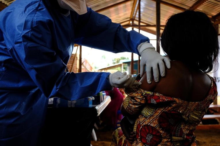 Une vaccination Ebola dans le centre de santé de&nbsp;Kanzulinzuli à Beni, soutenu par MSF. République démocratique du Congo. 2019.&nbsp;
 © Samuel Sieber/MSF