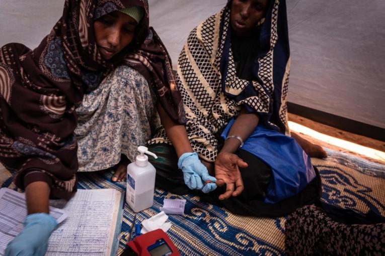 Hamdi vérifie l'état de santé de Sahra
 © Susanne Doettling/MSF