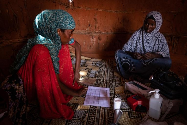 Hamdi suit la grossesse&nbsp;d'Aamina
 © Susanne Doettling/MSF