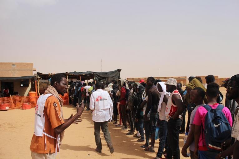 Distribution de kits d'hygiène dans le centre de santé d'Assamaka.
 © Pape Cire Kane/MSF