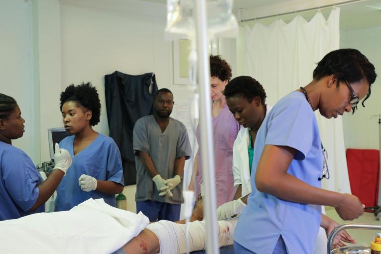Les équipes MSF sont mobilisées pour stabiliser un patient admis avec une fracture ouverte à l'hôpital de Tabarre.
© Nicolas Guyonnet/MSF