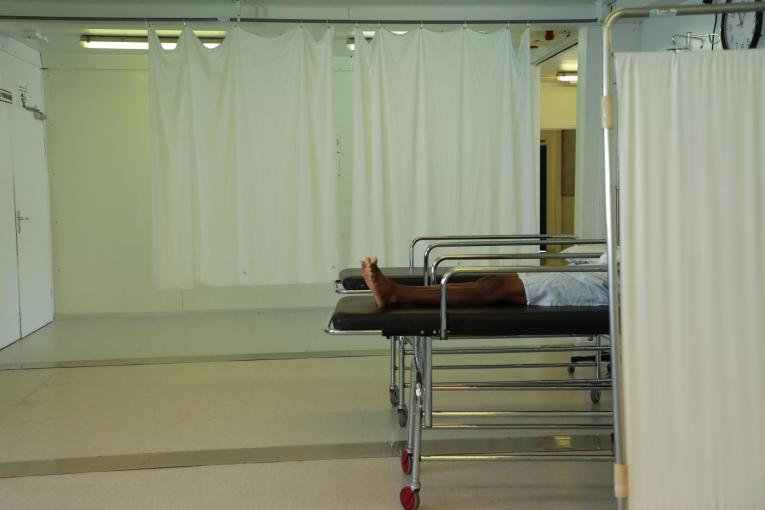 Une femme blessée par balle aux deux mains s'est présentée à l'admission de l'hôpital de Tabarre. Elle a été prise en charge par les équipes MSF.
© Nicolas Guyonnet/MSF