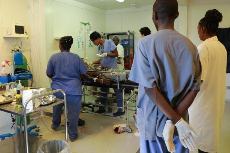  Les équipes de MSF sont mobilisées pour stabiliser un patient victime d'une attaque au couteau.
© Nicolas Guyonnet/MSF