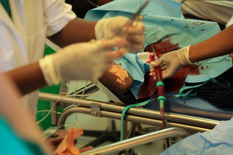 Salle des urgences de l'hôpital MSF de Tabarre. Pose d'un drain thoracique sur un patient victime d'un tir de pistolet.&nbsp;
 © Nicolas Guyonnet/MSF