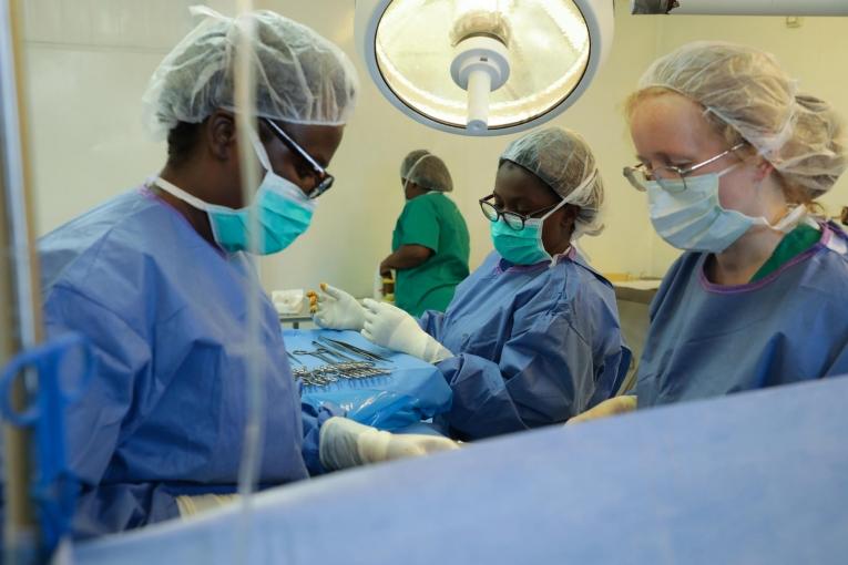 Salle d'opération de l'hôpital MSF de Tabarre. Les chirurgiennes MSF, opèrent un patient victime d'un tir de pistolet.&nbsp;
 © Nicolas Guyonnet/MSF