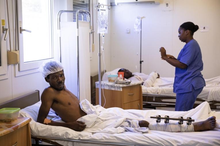 Wilken, 34 ans, en salle d’hospitalisation. Wilken a reçu une balle perdue dans la jambe droite. Il se considère comme une victime du dysfonctionnement du pays.
© Leonora Baumann