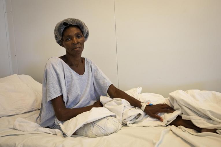 Clotilde en salle d’hospitalisation à l'hôpital de Tabarre.
 © Leonora Baumann