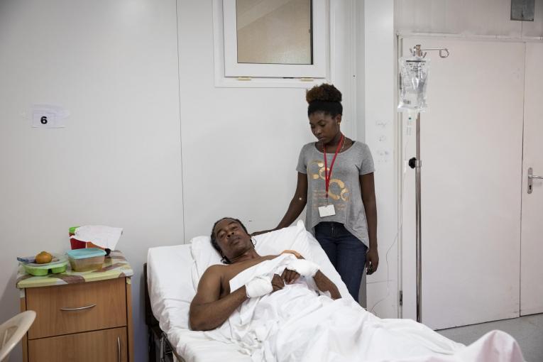 Jean-Baptiste avec sa sœur lors d’une visite en salle d’hospitalisation.
© Leonora Baumann