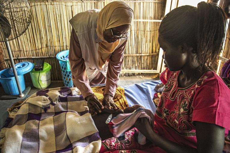 Zakina Adam Ali, superviseure nutritionnelle, vérifie l'état du fils de Julia, Emmanuel, 3 ans, qui est traité pour malnutrition dans le centre d'alimentation thérapeutique du nouvel hôpital MSF à Al Kashafa, dans l'État du Nil blanc au Soudan.
© MSF/Igor Barbero