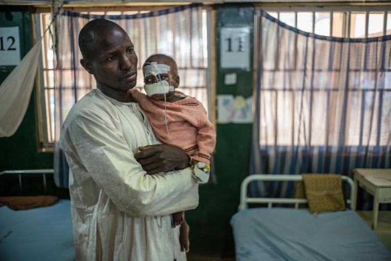 Un père et son fils à l'hôpital de Sokoto. Le petit garçon de deux ans souffrait de malnutrition due à sa difficulté à ingérer les aliments. Le noma a détruit une partie de son visage. Nigeria. 2016.
© Claire Jeantet - Fabrice Caterini/Inediz