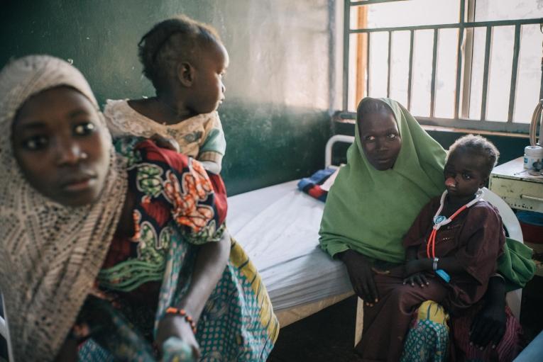 Une fillette de 6 ans avec sa mère à l'hôpital de Sokoto. Elle est originaire de l'État de Borno, où son père a été tué par le groupe armé communément appelé Boko Haram. Sa mère et elle ont dû fuir leur village et deux mois après la fillette est tombée malade. Nigeria. 2017.
© Claire Jeantet - Fabrice Caterini/INEDIZ