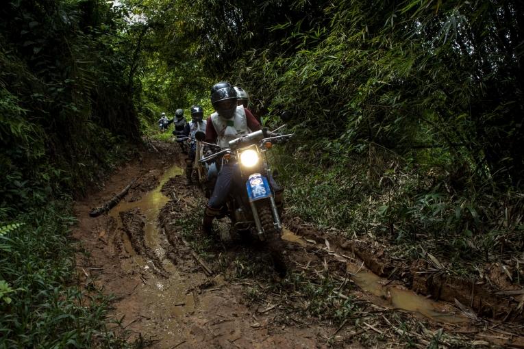 Portrait des motards du projet de panneaux solaires à Kigulube.
 © Pablo Garrigos/MSF