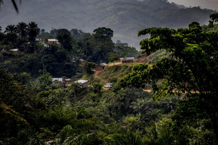 Un véhicule MSF sur les routes escarpées aux alentours de Kigulube.
 © Pablo Garrigos/MSF