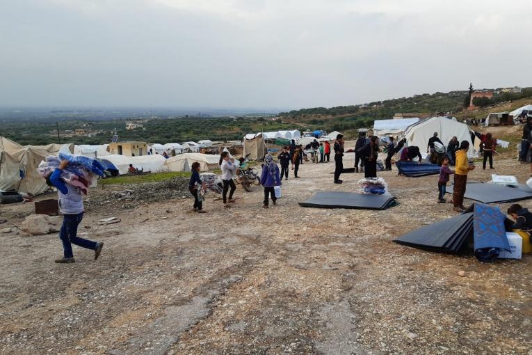 Camp de déplacés dans la région de Jebel Harem, dans le nord-ouest de la Syrie. Le camp accueille environ 120 familles, dont environ 50 nouvellement déplacées, qui ont fui en raison de la récente offensive militaire dans la province d'Idlib.
© MSF