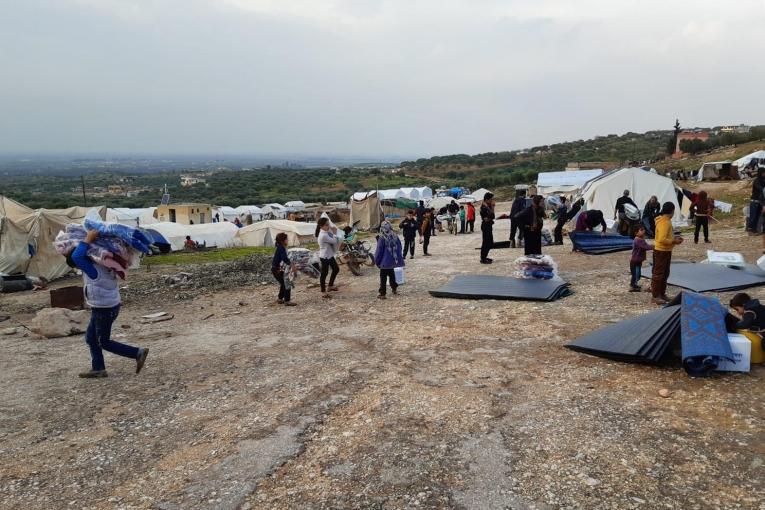 Camp de déplacés dans la région de Jebel Harem, dans le nord-ouest de la Syrie. Le camp accueille environ 120 familles, dont environ 50 nouvellement déplacées, qui ont fui en raison de la récente offensive militaire dans la province d'Idlib.
 © MSF