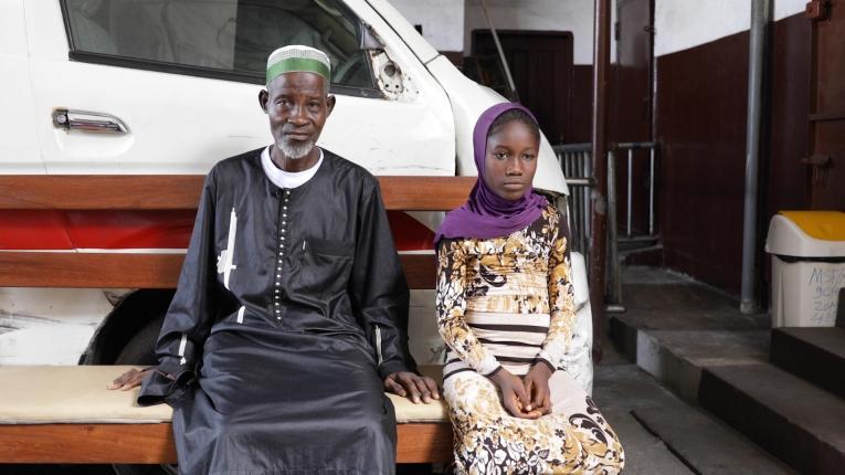 Abraham a amené sa fille de 10 ans, Sidie, à la clinique du canton de West Point de Monrovia, au Libéria, pour une consultation dans le cadre du programme MSF.
 © Armelle Loiseau/MSF