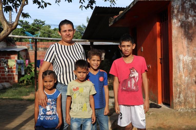 Garith et ses quatre enfants habitent à Tame. Colombie. 2019.
© MSF/Esteban Montaño