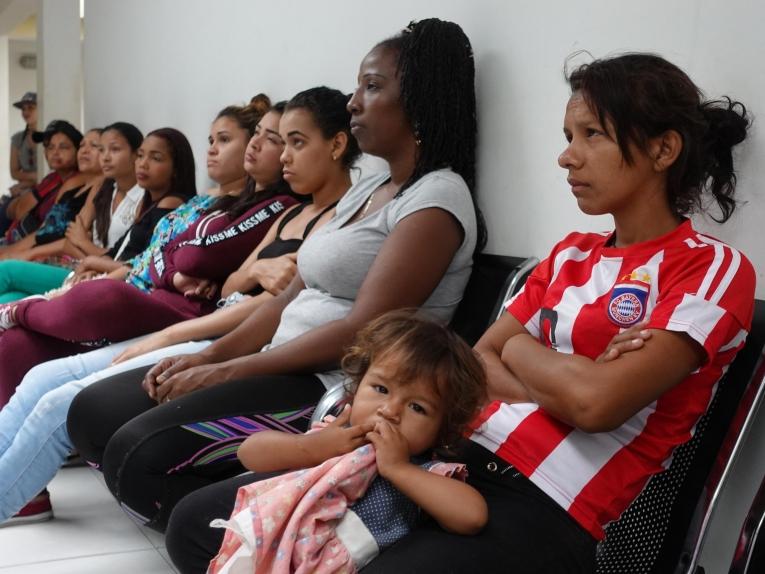 Maria et sa fille attendent pour une consultation dans la clinique MSF de Tame. L'enfant âgée de deux ans est touchée par une allergie cutanée après 15 jours de vie à la rue. Colombie. 2019.&nbsp;
 © MSF/Yves Magat