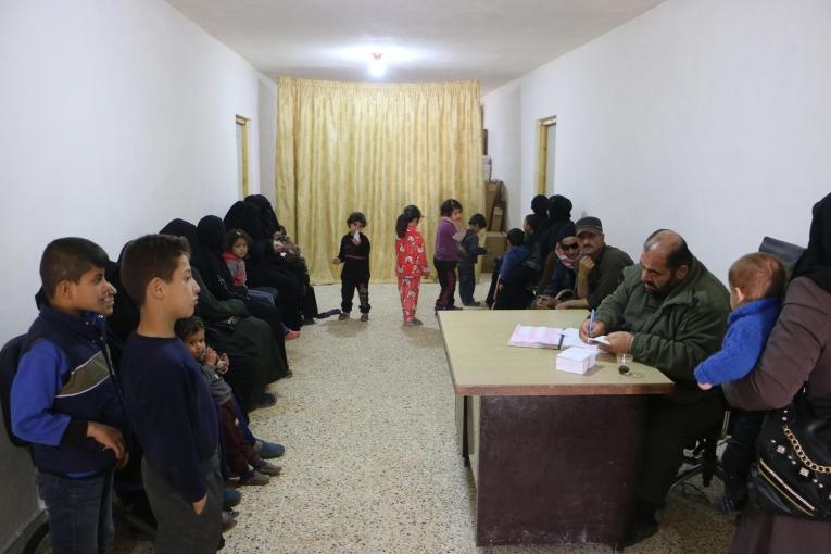 Dans la salle d'attente du centre de santé du camp de Deir Hassan.
 © Abdul Majeed Al Qareh