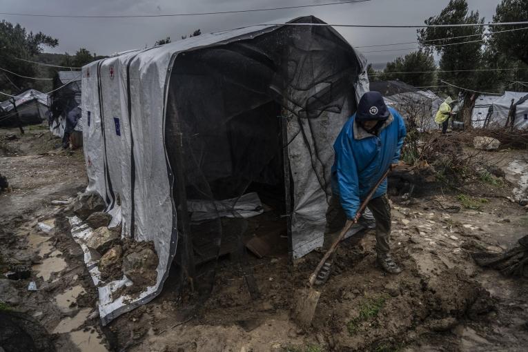 Des réfugiés du camp de Moria cherchent à s'abriter à Olive grove, à côté du camp, après des pluies diluviennes. Lesbos, Grèce, octobre 2018.
 © MSF/Anna Pantelia
