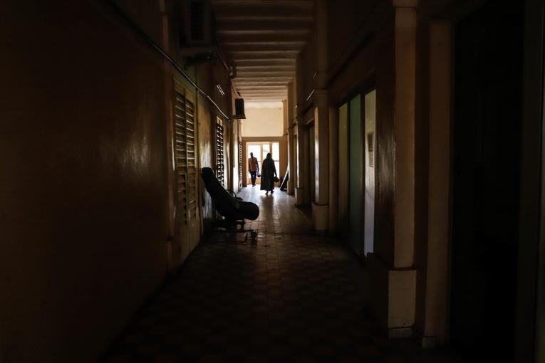 Dans les couloirs du service oncologie de l'Hôpital Universitaire du Point G de&nbsp;Bamako, soutenu par MSF, le 30 janvier 2020.
 © Paul Lorgerie