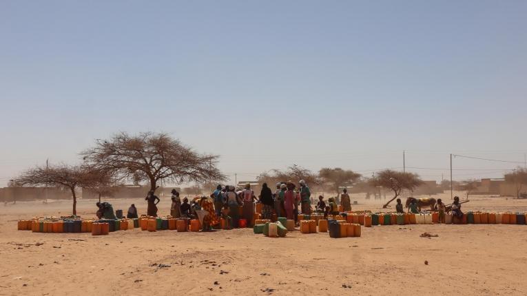 Une distribution d'eau à Djibo, dans le nord du Burkina Faso. Les communautés locales et déplacées viennent remplir leur jerrican le matin. 2020.
 © MSF