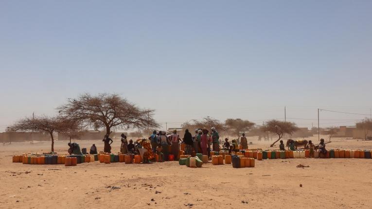 Une distribution d'eau à Djibo, dans le nord du Burkina Faso. Les communautés locales et déplacées viennent remplir leur jerrican le matin. 2020.
© MSF