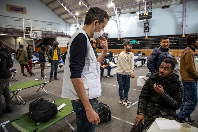 Des équipes MSF sont déployées dans des sites réquisitionnés en urgence pour évaluer la santé des personnes les plus vulnérables, comme les migrants (ici, évacués du camp d'Aubervilliers) et identifier les cas potentiels de Covid-19. Paris, le 24 mars 2020.
© Agnes Varraine-Leca/MSF