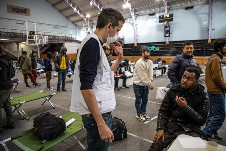 Des équipes MSF sont déployées dans des sites réquisitionnés en urgence pour évaluer la santé des personnes les plus vulnérables, comme les migrants (ici, évacués du camp d'Aubervilliers) et identifier les cas potentiels de Covid-19. Paris, le 24 mars 2020.
 © Agnes Varraine-Leca/MSF